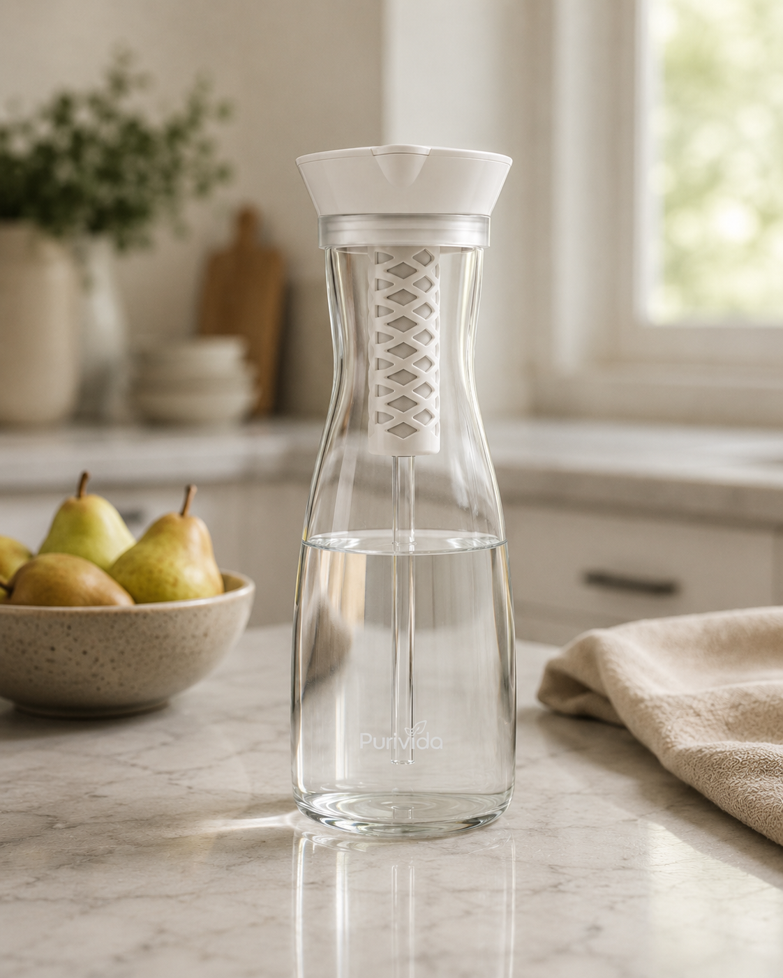 Purivida glazen filterkaraf in een rustige, lichte keuken